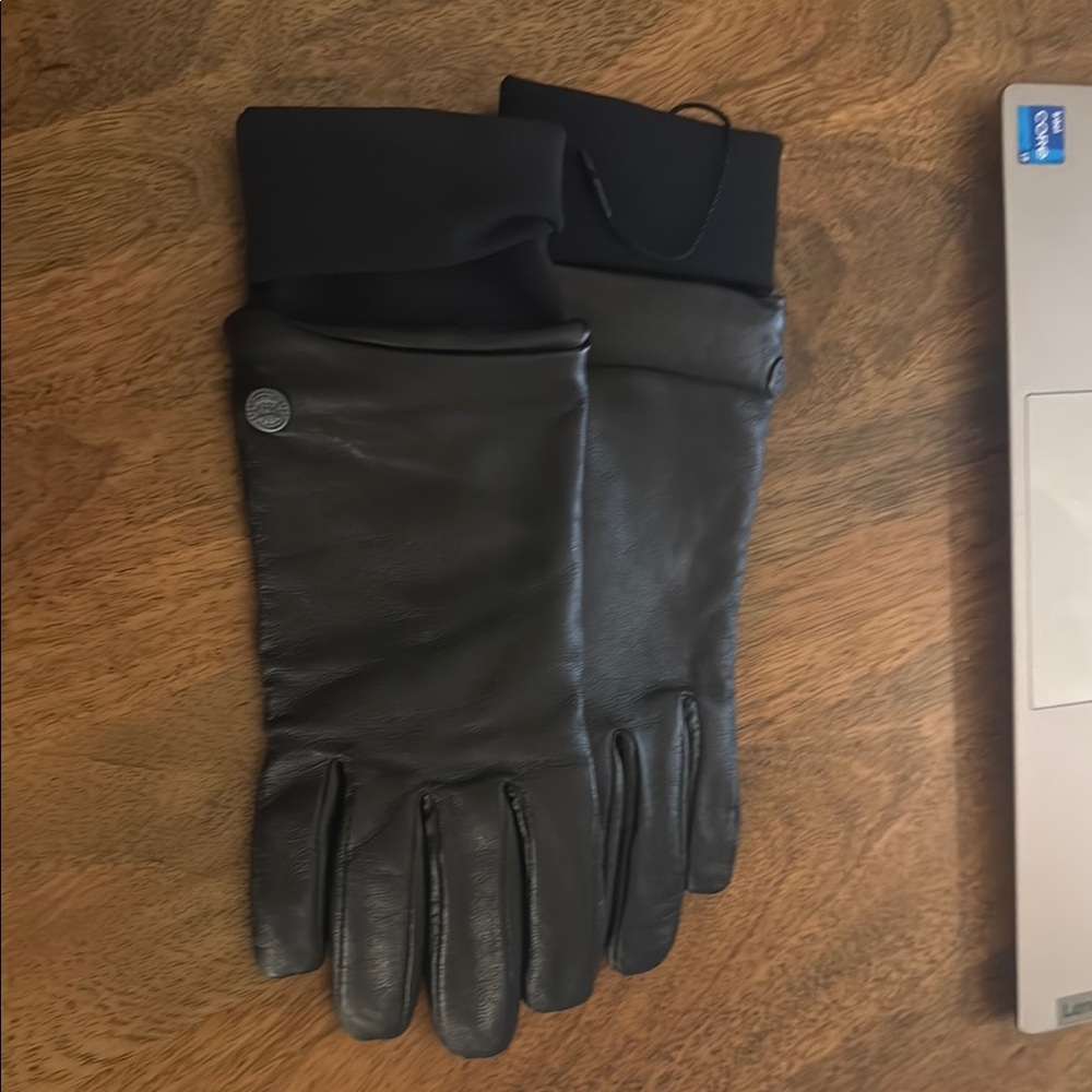 Canada Goose Black Winter Gloves with Ribbed Cuff